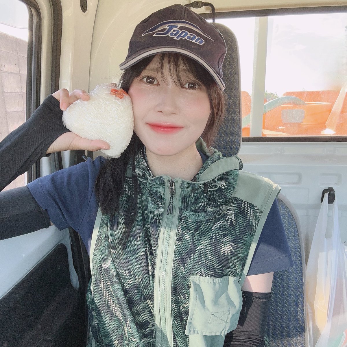 minori_noen's tweet image. タンクに水を入れてる間に
今日もジャンボおにぎり(    ｡&apos;~&apos; )🍙

1番腹持ち良いと思う
35℃位まで今日はいくらしいですが
体調とクマに気を付けて頑張ります🔥