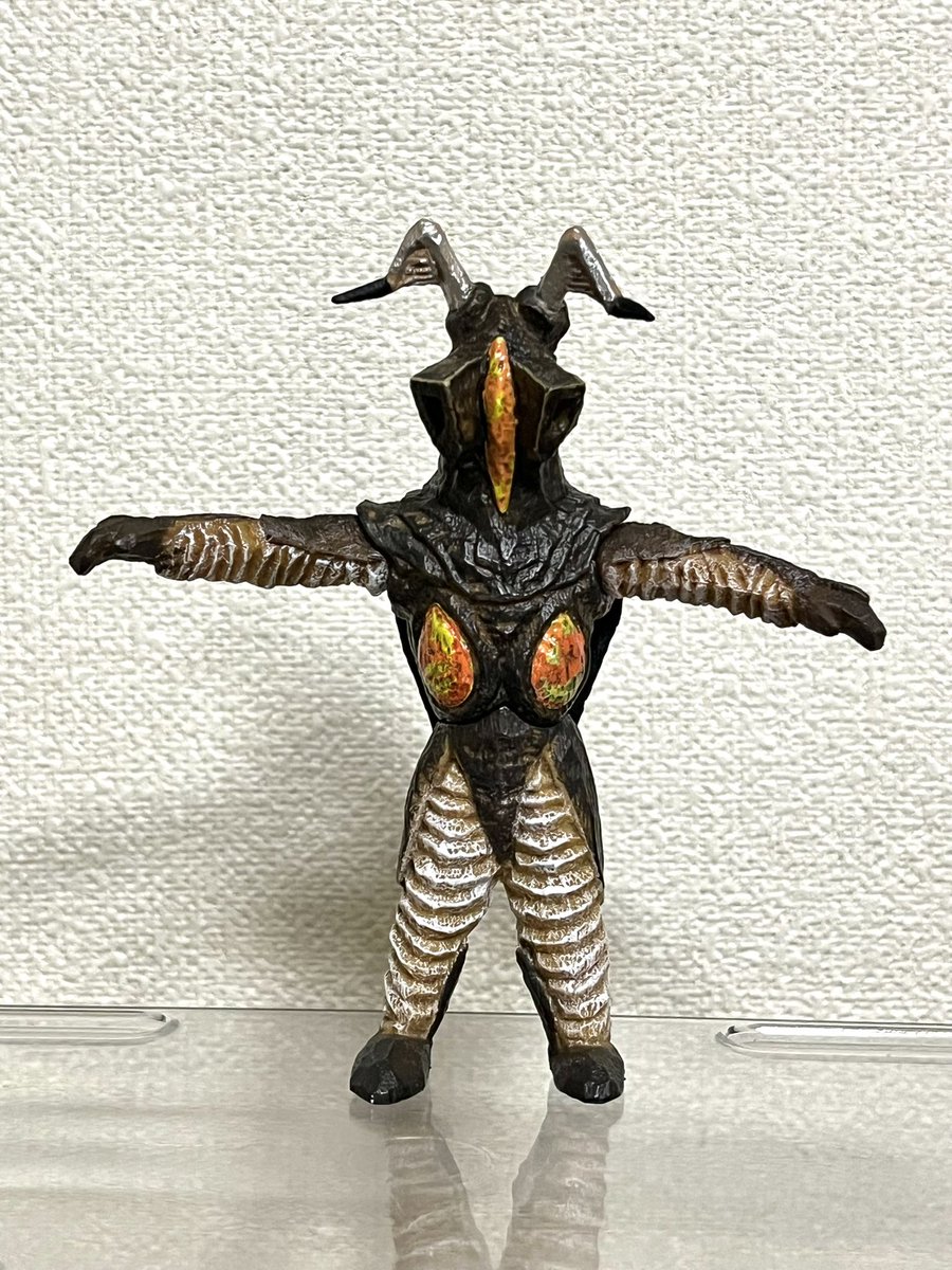 CgZnqtrestesse's tweet image. 木彫りシリーズのゼットン。ウエストが細くて腕が長い。
