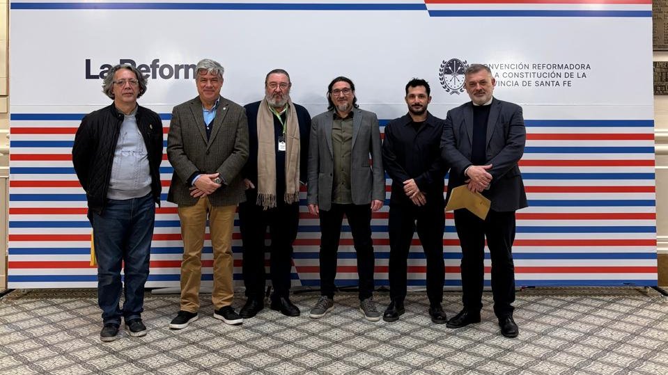 Urbanistas proponen que la nueva #Constitución de Santa Fe empuje el armado de una regulación sobre el uso del #suelo. Arquitectos y académicos plantearon la necesidad de sancionar "una ley con presupuestos mínimos de ordenamiento y planificación territorial”.