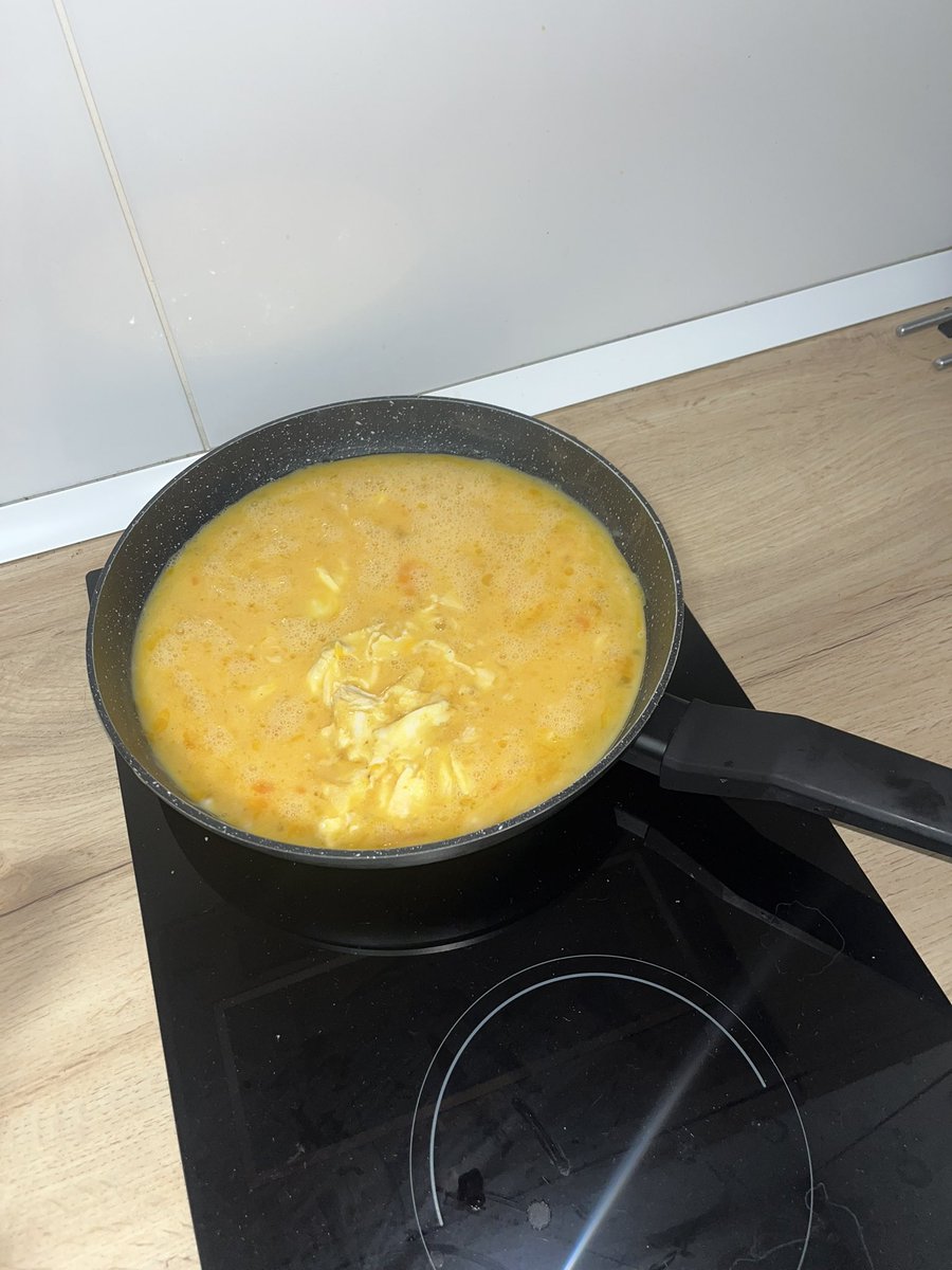 Heureusement les darons sont pas là hein prcq l’omelette avec 12 œufs que j’suis entrain de faire la