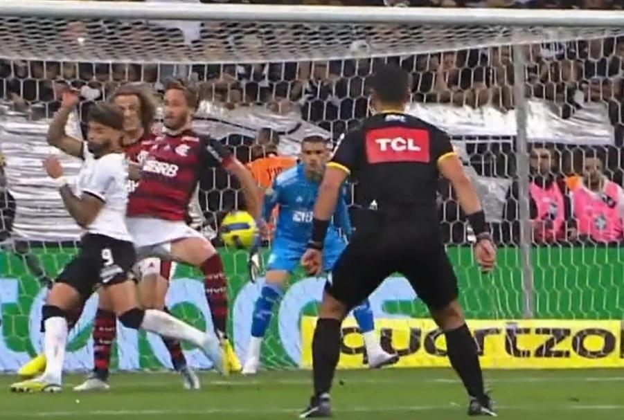 povotime1910's tweet image. A CBF escalou o árbitro Bráulio da Silva Machado para ser o VAR no jogo de ida entre Corinthians e Palmeiras.
Em 2022, ele atuou como árbitro principal na partida entre Corinthians e Flamengo, pela Copa do Brasil, e foi alvo de críticas por não marcar um pênalti claro para o…
