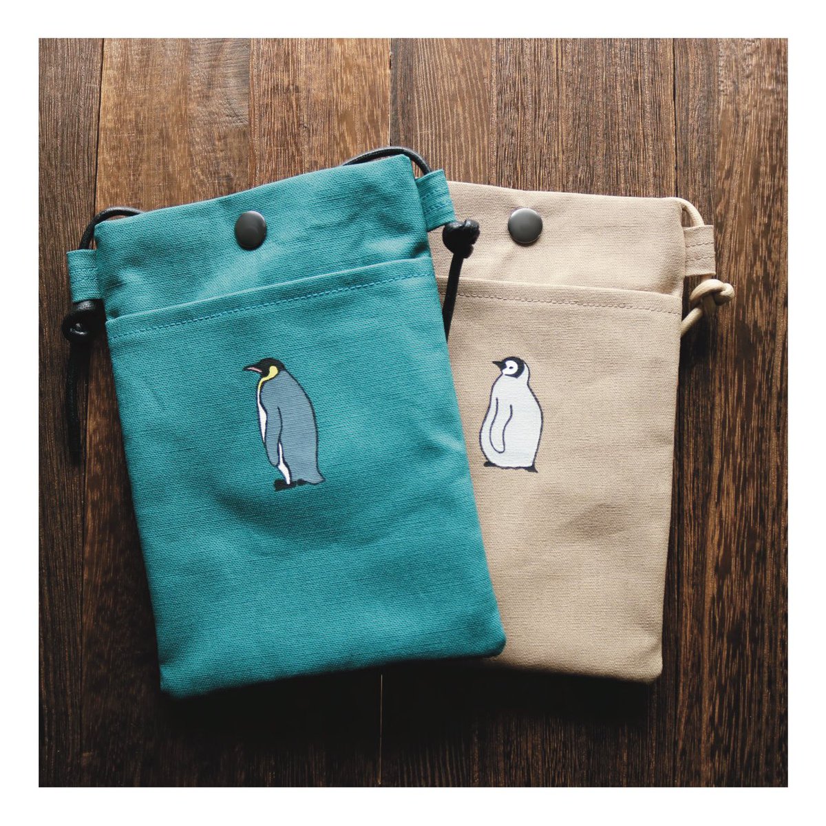 penguin_toma's tweet image. ペンバザマルシェ千葉 作品紹介②
「お出かけペンギンポシェット」
ちょっとした外出時、貴重品などを持ち出すのにちょうどいいポシェットです。内布にはオリジナルファブリックを使用しています。イラスト部分は消しゴムはんこ+手着色で一点一点仕上げています🐧
#ペンバザ千葉ニュー