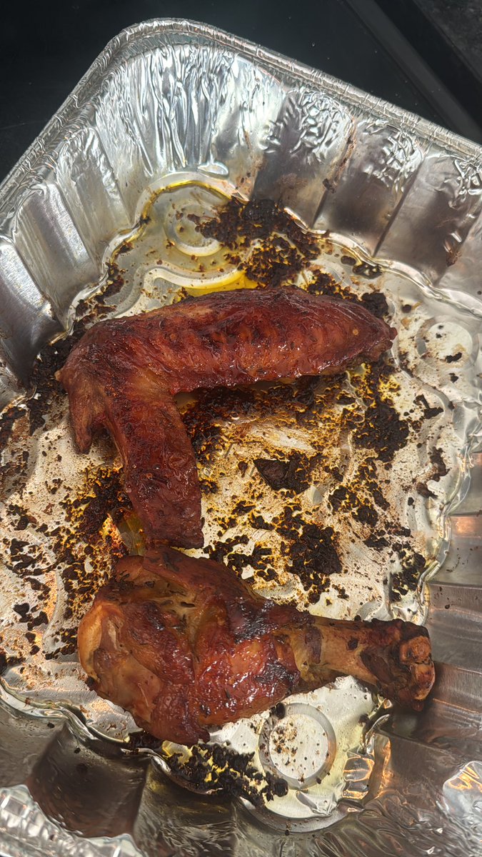 TkOlokodana's tweet image. Food is still cooking, use this turkey first gbewe! #chefT #olokofire