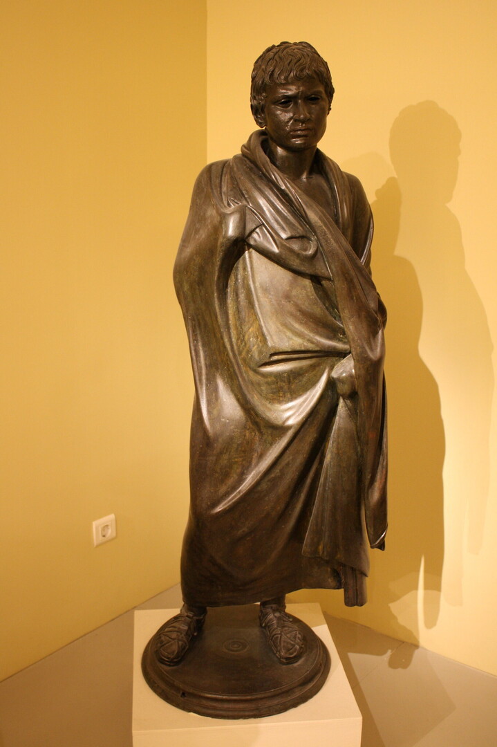 HistorylandHQ's tweet image. A bronze statue of a young man, wrapped in a mantle. From Ierapetra, Crete, of the Roman period, it&apos;s dated to 50 - 25 BCE. Heraklion arch. museum, nr. Χ2677 [1364 x 2048]