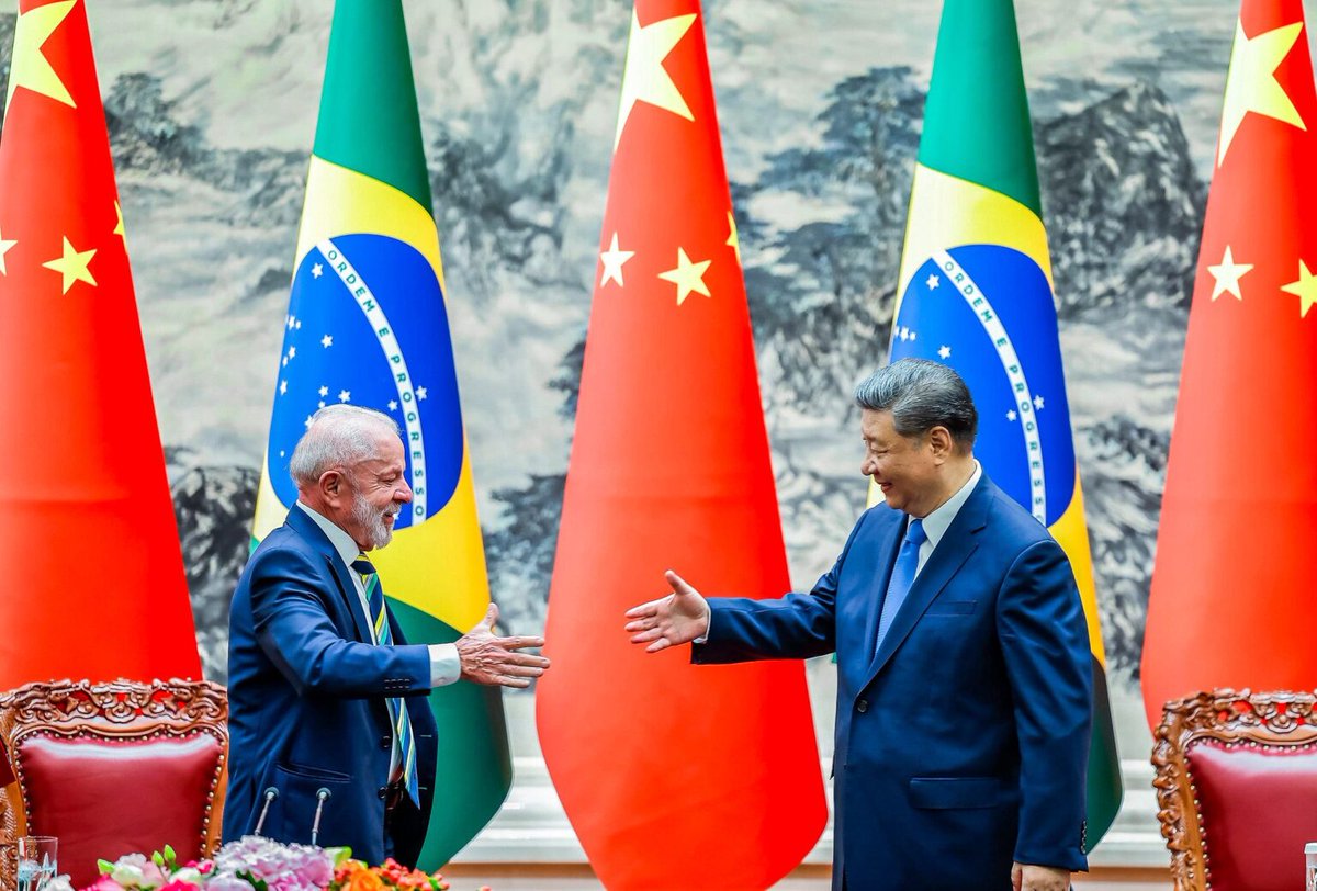 ATENÇÃO: a China saiu em defesa do Brasil diante do tarifaço do Donald Trump. O país asiático ofereceu ajuda para diminuir os impactos da medida, inclusive com uma parceria pro BRASIL DESENVOLVER TECNOLOGIA AEROESPACIAL. Os EUA nos oferecem tarifaço e a China nos oferece