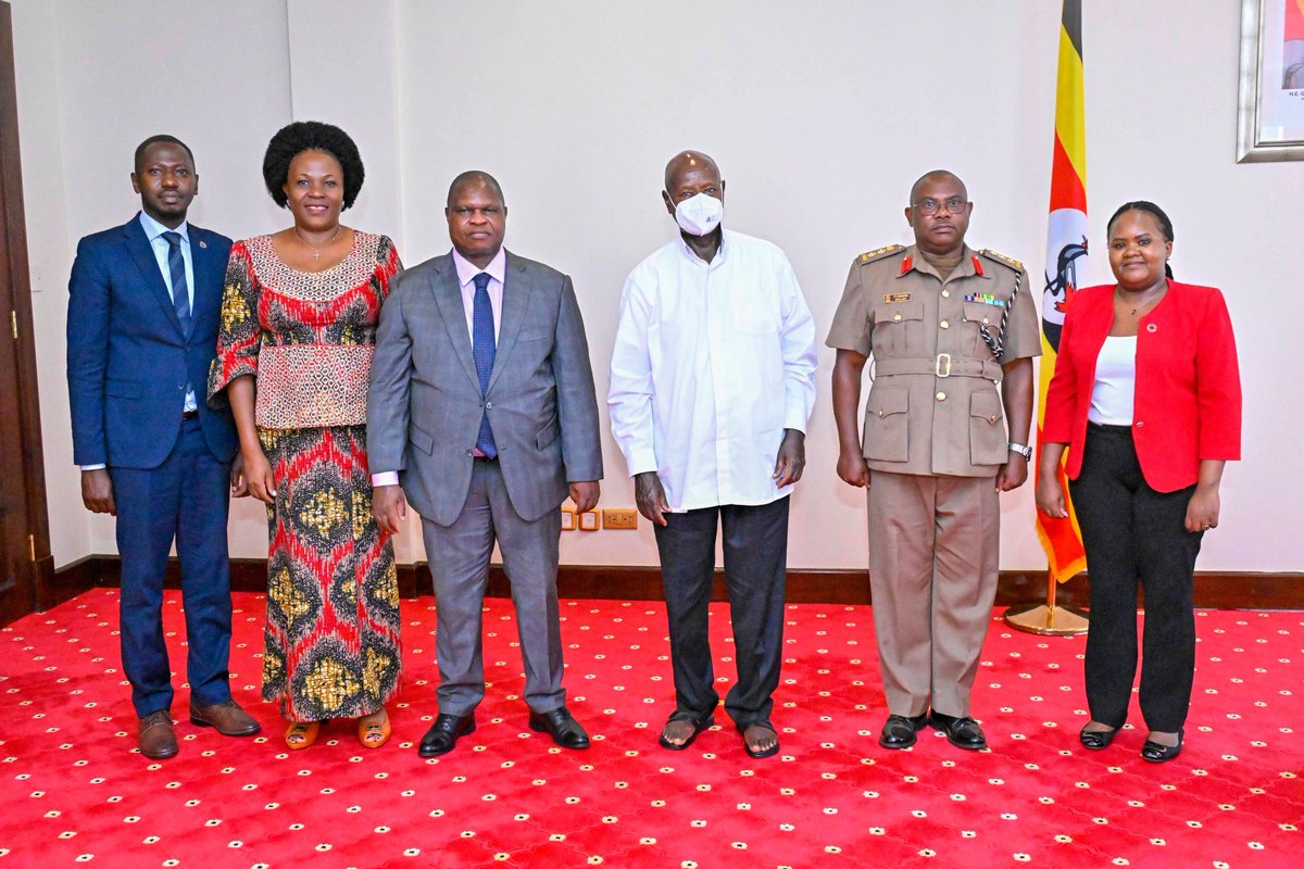 mats56455's tweet image. USE ALTERNATIVE JUSTICE MECHANISMS TO RESOLVE CONFLICTS
President @KagutaMuseveni proposed a traditional reconciliation approach to resolve past conflicts. He said this when he met High Commissioner Maangi of Kenya in Uganda .He emphasized ongoing efforts on the Kenyan side to…