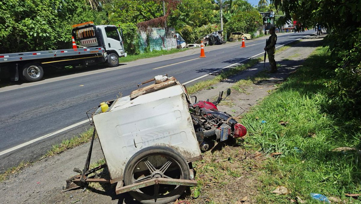 PNCSV's tweet image. Inspeccionamos un accidente de tránsito sobre el km 52 de la carretera que conduce hacia San Luis La Herradura, El Rosario, La Paz Centro.
Debido a la excesiva velocidad, el conductor de un pick up colisionó con un motociclista y un ciclista, ambos resultaron lesionados, fueron…