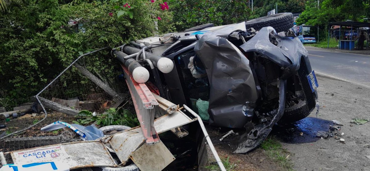 PNCSV's tweet image. Inspeccionamos un accidente de tránsito sobre el km 52 de la carretera que conduce hacia San Luis La Herradura, El Rosario, La Paz Centro.
Debido a la excesiva velocidad, el conductor de un pick up colisionó con un motociclista y un ciclista, ambos resultaron lesionados, fueron…