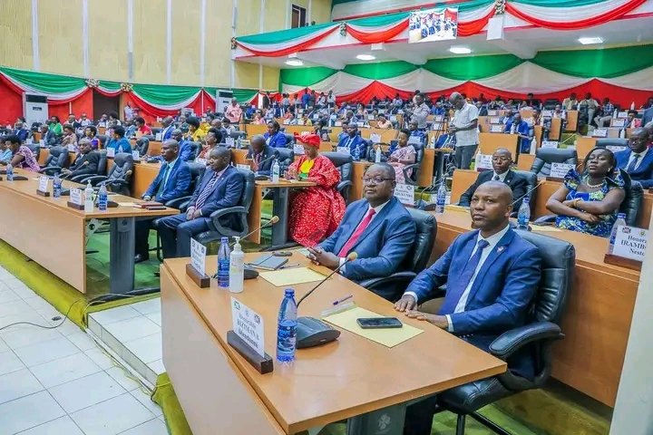 Murekatete Sonia (@rugo_mugabo) on Twitter photo 2/2. En toute ont opté pour la rigueur.
Pas d’élection du bureau sans base légale solide.
La révision du règlement est en cours.
Le Parlement trace la voie du sérieux. <a href="/IntumwaNews/">Intumwa Burundi</a>, <a href="/NtareHouse/">Ntare Rushatsi House</a>, <a href="/nshingamateka/">Inama Nshingamateka</a> 2/2. En toute ont opté pour la rigueur.
Pas d’élection du bureau sans base légale solide.
La révision du règlement est en cours.
Le Parlement trace la voie du sérieux. <a href="/IntumwaNews/">Intumwa Burundi</a>, <a href="/NtareHouse/">Ntare Rushatsi House</a>, <a href="/nshingamateka/">Inama Nshingamateka</a>