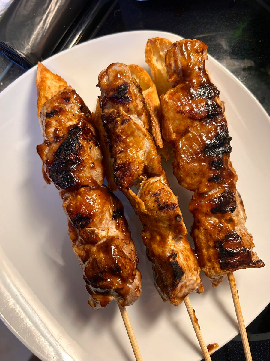 PRtakbn's tweet image. Le hice pinchos a mis hijos. Con tostadas de pan de piquito con ajo porque en esta casa no somos comunes y corrientes 😌