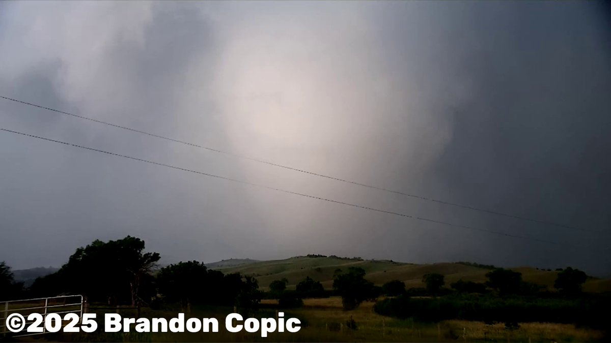 JesseWeather000's tweet image. Large, Extremely Dangerous tornado on the ground in South Dakota!
Media Courtesy of Brandon Copic.
📍Bonesteel, South Dakota, United States
#wxtwitter #wxX #SDwx #Weather #tornado #extremeweather