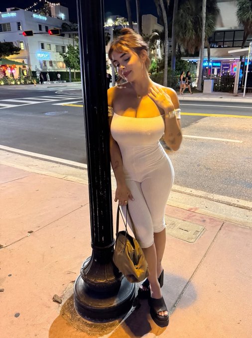 1 pic. Night out https://t.co/E9hHOAbBgQ