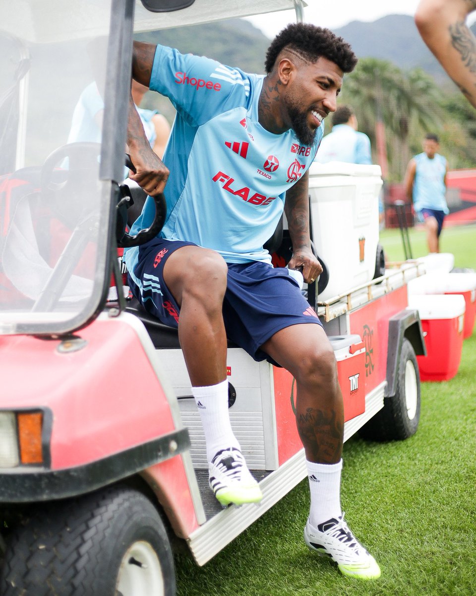 sourubronegrooo's tweet image. Confira as primeiras imagens de Emerson Royal treinando com elenco do Flamengo no CT do Ninho do Urubu:

📷 Gilvan de Souza