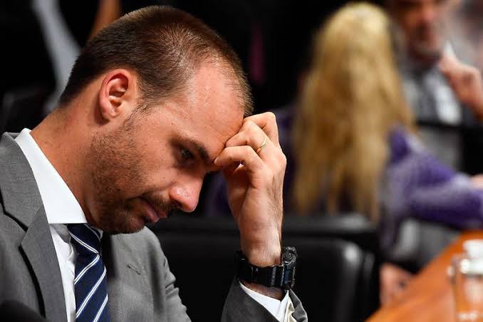 Sabia que o Eduardo Bolsonaro é servidor público na Polícia Federal e mesmo assim trabalha contra o Brasil? Mas não por muito tempo. Boulos entrou na justiça pedindo a exoneração dele por crime de lesa Pátria. Ele que arrume emprego na iniciativa privada.