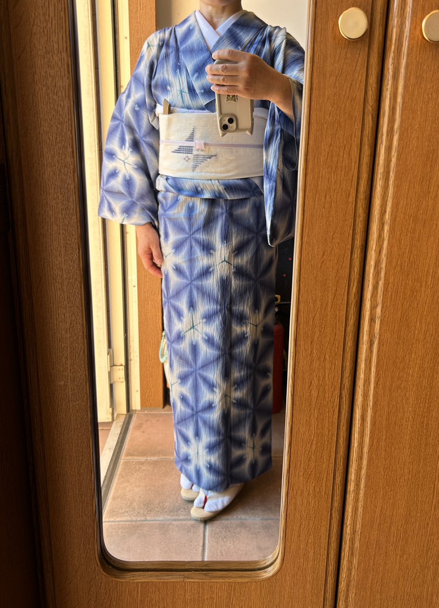 mimikamama's tweet image. ちらっと京都まで行ってきます。
どれだけ暑いのか…
京都に敬意を表して白衿白足袋。
雪花絞りの可愛い浴衣に、今年誂えた夏草履(@shinagawamaruya)で。
楽しみー。
#京都
#ゑり萬
#二条城