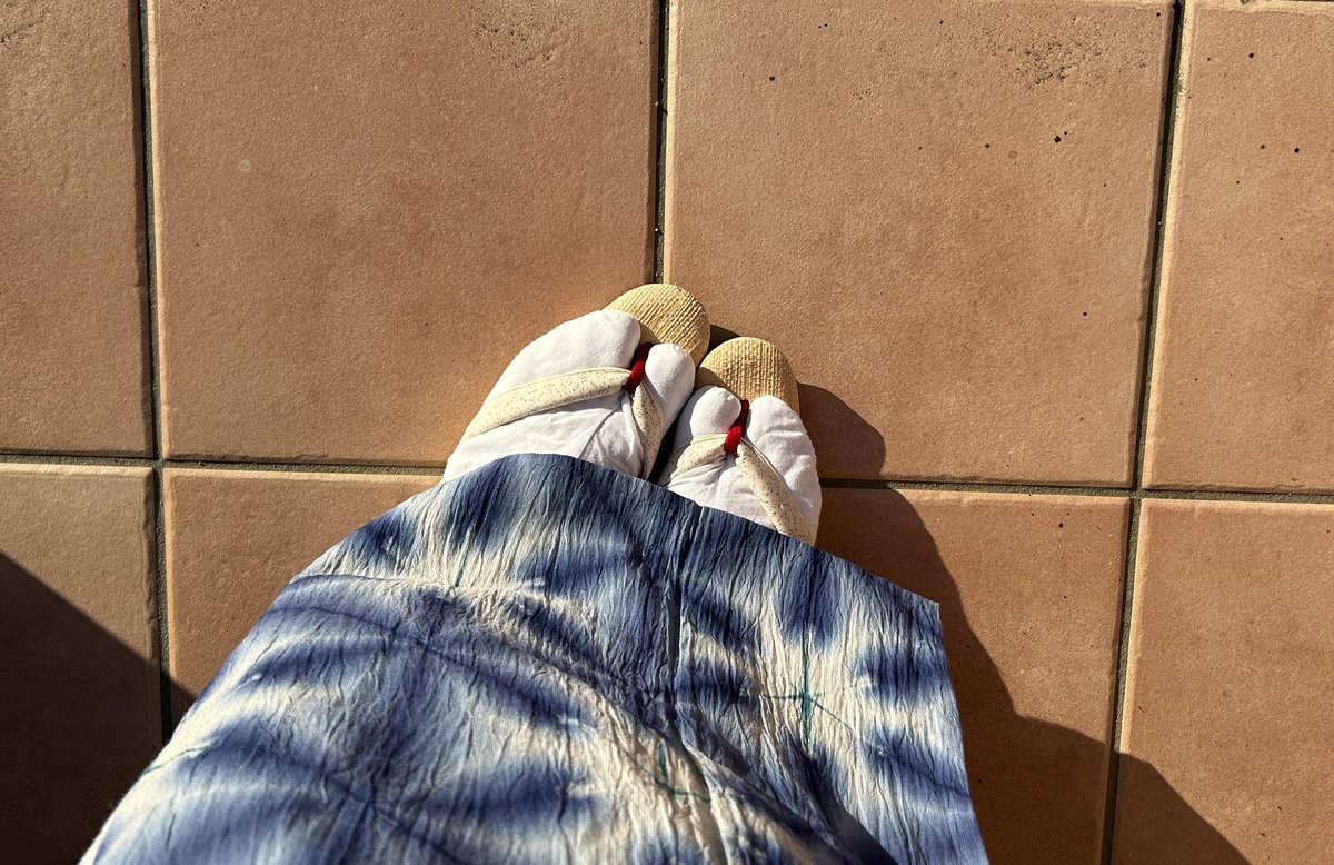 mimikamama's tweet image. ちらっと京都まで行ってきます。
どれだけ暑いのか…
京都に敬意を表して白衿白足袋。
雪花絞りの可愛い浴衣に、今年誂えた夏草履(@shinagawamaruya)で。
楽しみー。
#京都
#ゑり萬
#二条城