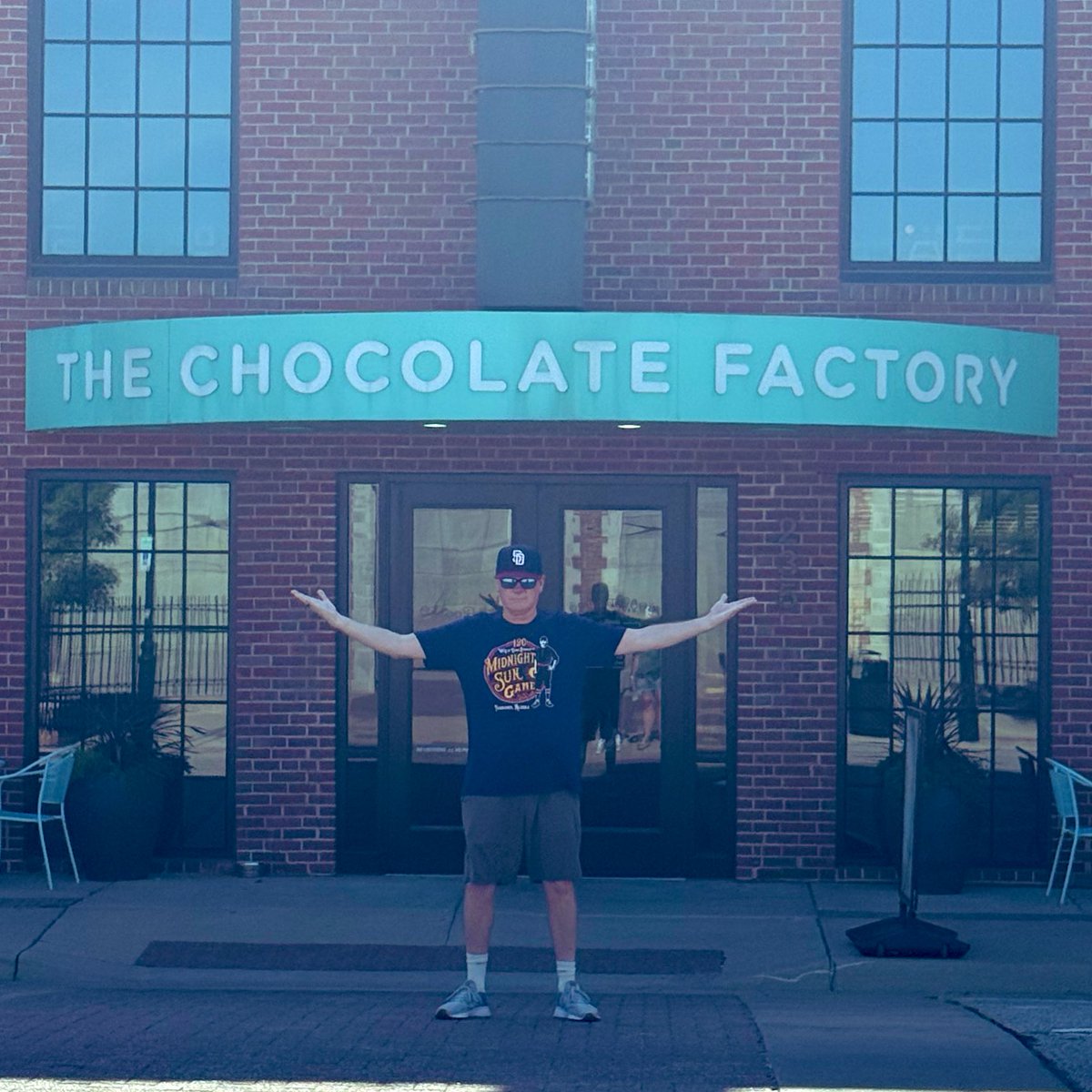 lunchmade's tweet image. It’s a day off for the Goldpanners, good thing as it’s hot as hell here in Wichita.
We decided to take a walk & melt in the process.
Came across a chocolate factory, Willy wasn’t working.
Some beautiful confections, the single is a Spiced Mayan. Very pricy but what the hell.😉