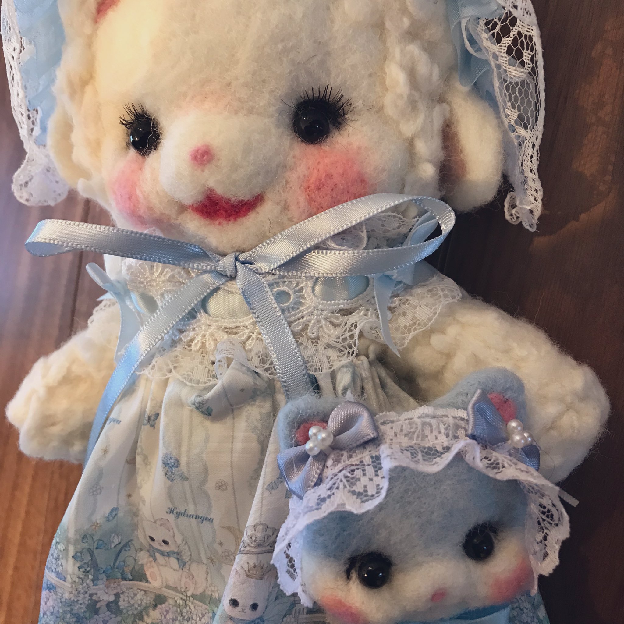 【10/31までの出品です】羊毛フェルト　アートドール　作家　ひつじのおんなの子 羊毛フェルト、人形、創作人形 （2024.7 blue eye rabbit H20cm