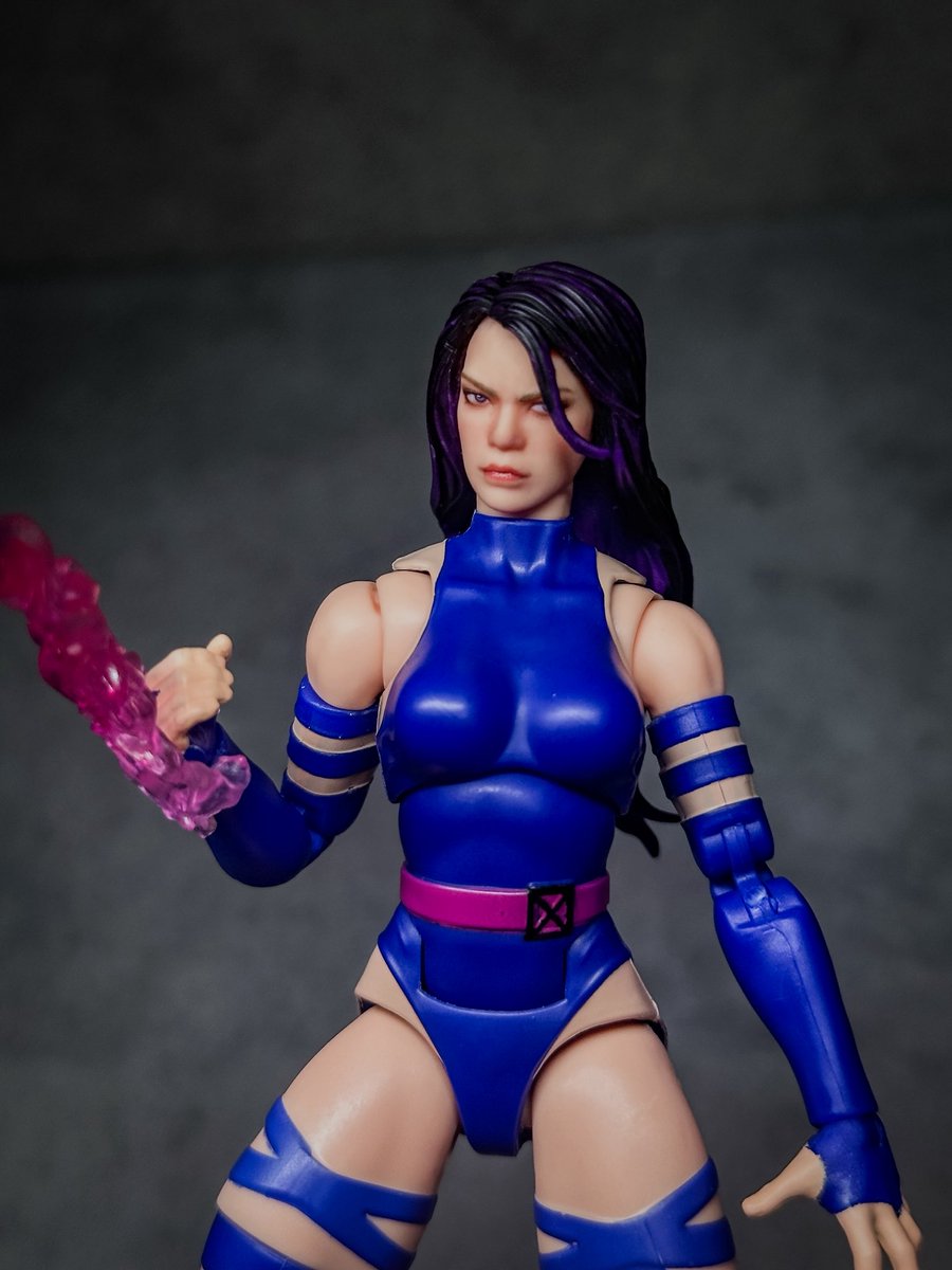 bucky_spike's tweet image. マーベルレジェンド ゲーマーバース
X-MEN サイロック ②
ヘッドに関しては、
求心顔の印象で髪と顔の境界線が違和感があったので、パーツを分離して、顎のラインを出し髪と顔の輪郭にメリハリをつけました。イカついアゴも少し削りバランス調整。…