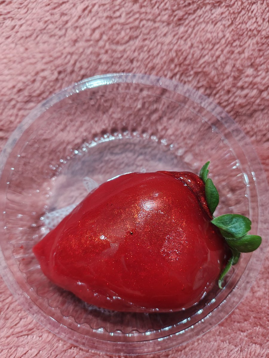 Tatiwerneck18's tweet image. Ninguém aguenta mais falar disso, nem eu! Minha amiga trouxe pra eu experimentar! Achei fofo, masss é uma bombinha calórica! Amiga te amo, mas é só dessa vez ! 😆🍓