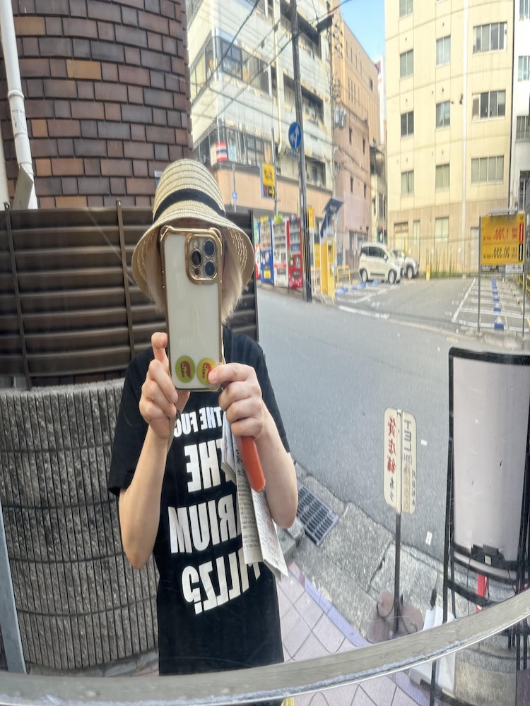 connectronkobe's tweet image. 【それがどうした】
ビルの玄関シャッターが、０時〜７：３０まで閉まっているのです。
中から外に出ることはできるのですが、一旦出てしまったら入れないのです。…