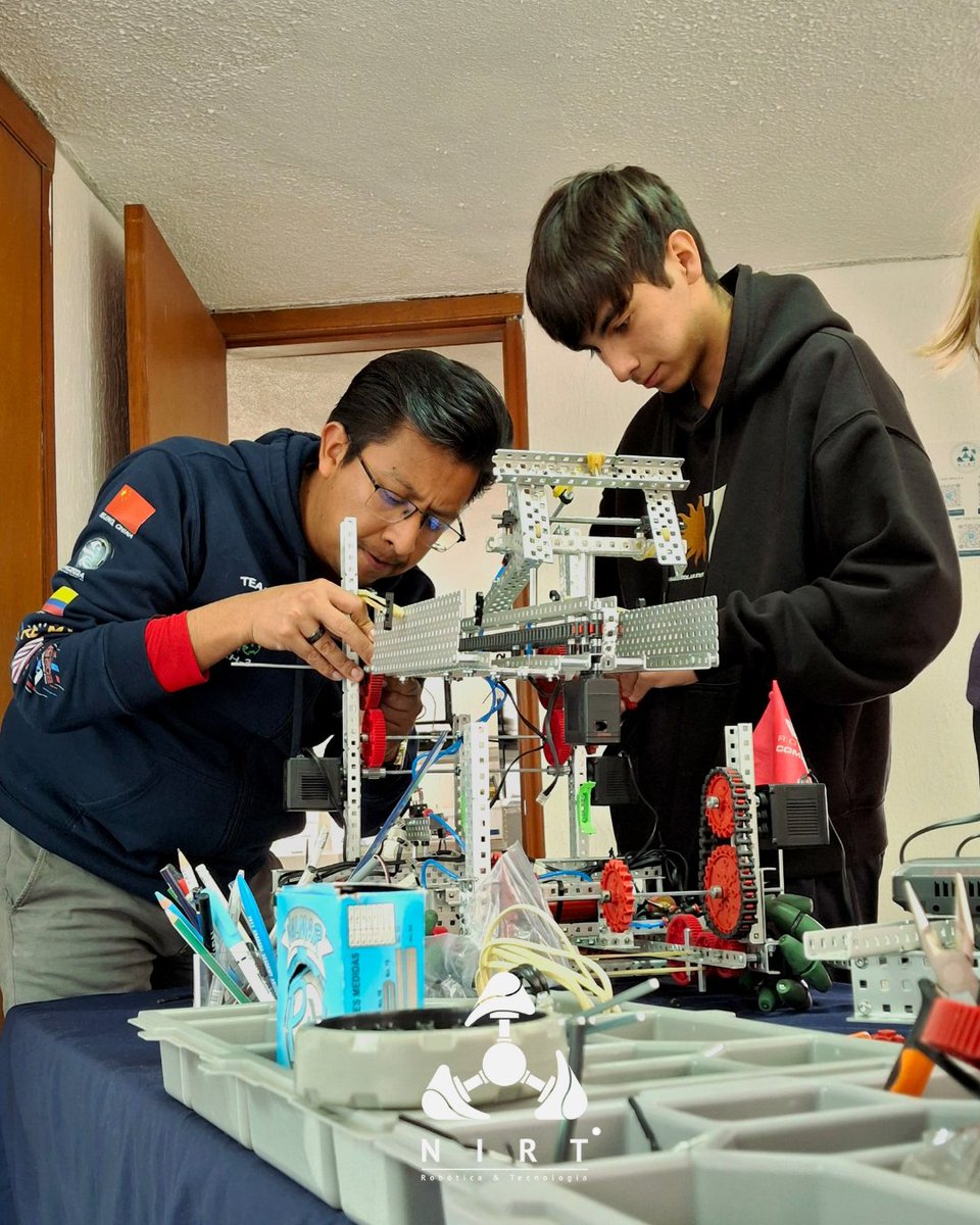 NIRTbot's tweet image. 🧠🤖 En NIRT Robótica y Tecnología, el coach del equipo VEX V5 revisa el robot junto a su equipo con precisión e inspiración. Detrás de cada engranaje, hay liderazgo que cree en su talento. #VEXV5 #MentoresQueInspiran #EducaciónSTEAM #NIRTRobótica #TalentoMexicano