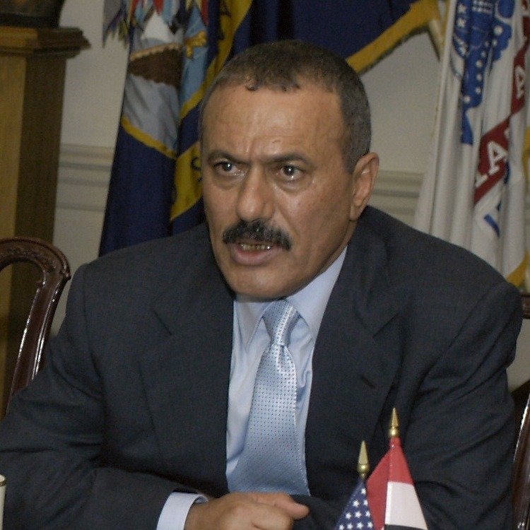 قلدكم الله في وجهه  للمقارنه بين شهيد الجمهوريه حميد القشيبي رضي الله عنه والزعيم عفاش .!!! 
#المعركة_الأخيرة