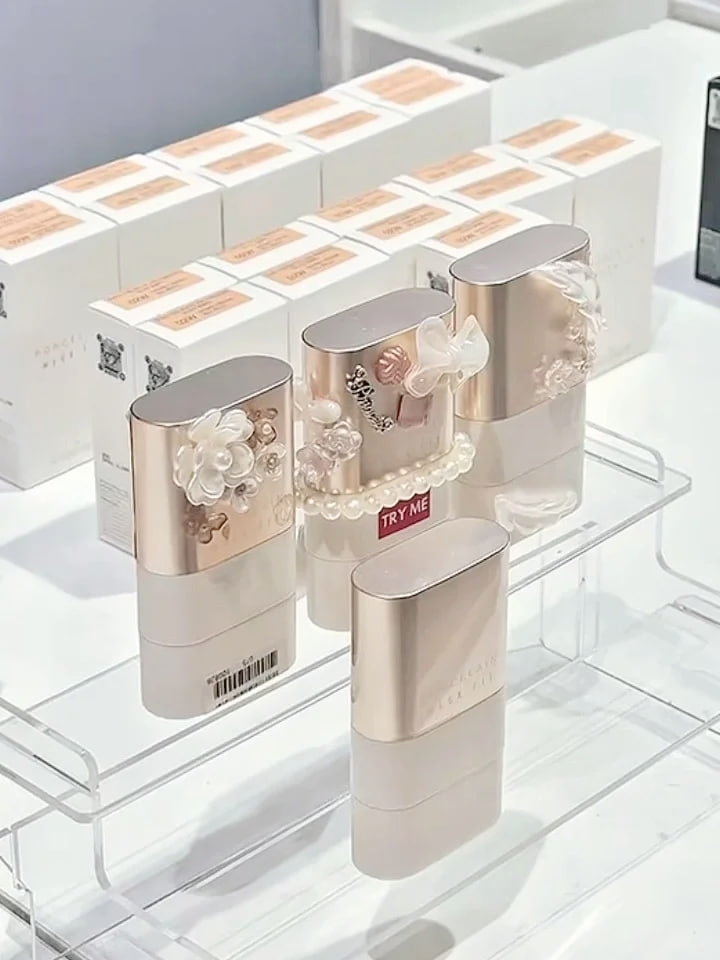 DC_IDN's tweet image. 💚The white tube is a new product that came out in 2025 and is a matte finish! Suitable for oily skin mixed with oily skin sisters 👭 
❤️black tube is last year&apos;s hot water light paragraph foundation, water light muscle makeup, suitable for dry skin mixed with dry skin sisters 👭