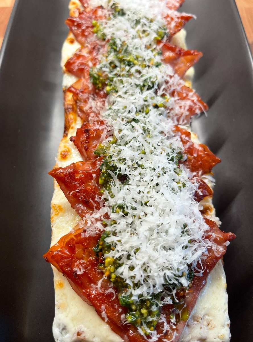 LiLa__lee18's tweet image. Fried mortadella tonight
I hesitate to call the green stuff pesto because it’s mostly pistachios and cheese