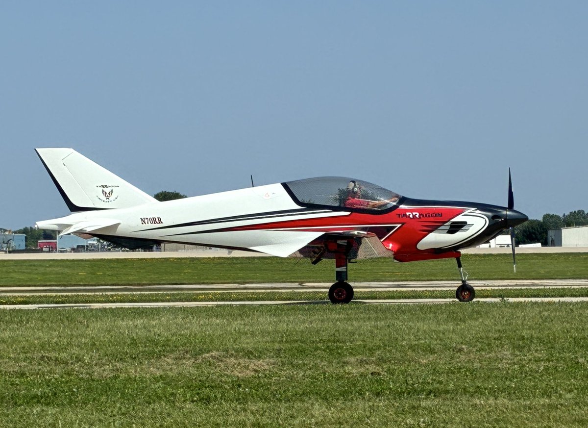 Jen_Niffer's tweet image. #OSH25 is over but the photos continue! Here’s another airplane I never heard of before - a Pelegrin Tarragon. It’s an ultralight. Love the paint - bright but not too over the top. #avgeek #aviation #airplane