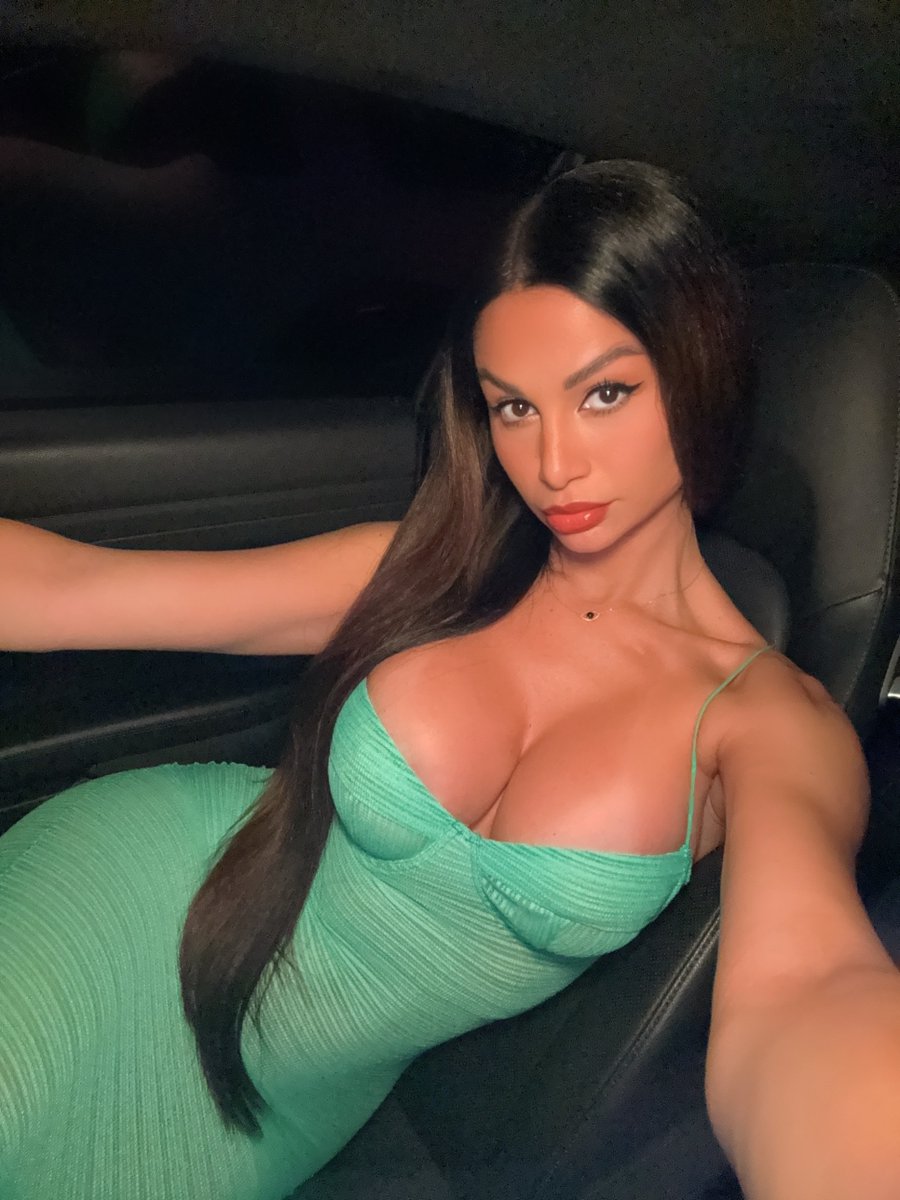 your ride is here... say hi 💚 I might just respond with a dm 👀😘