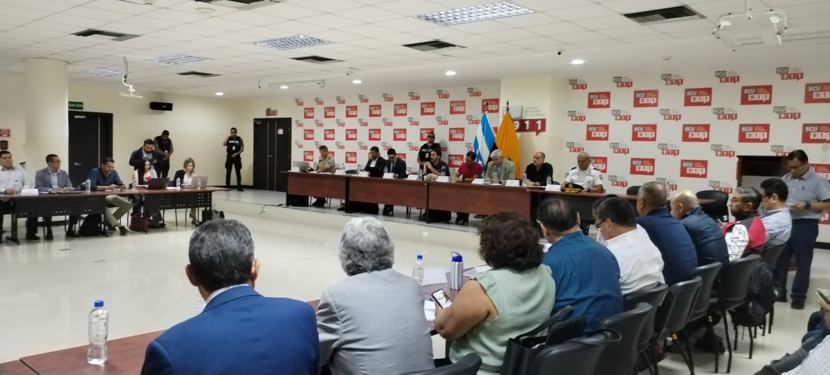 🚦💬 El trabajo articulado es clave para cuidar de quienes transitan por las carreteras del país.

En el #ECU911 somos parte activa de las mesas de seguridad vial junto a autoridades nacionales y representantes del transporte.

👥 Planificamos estrategias para proteger a