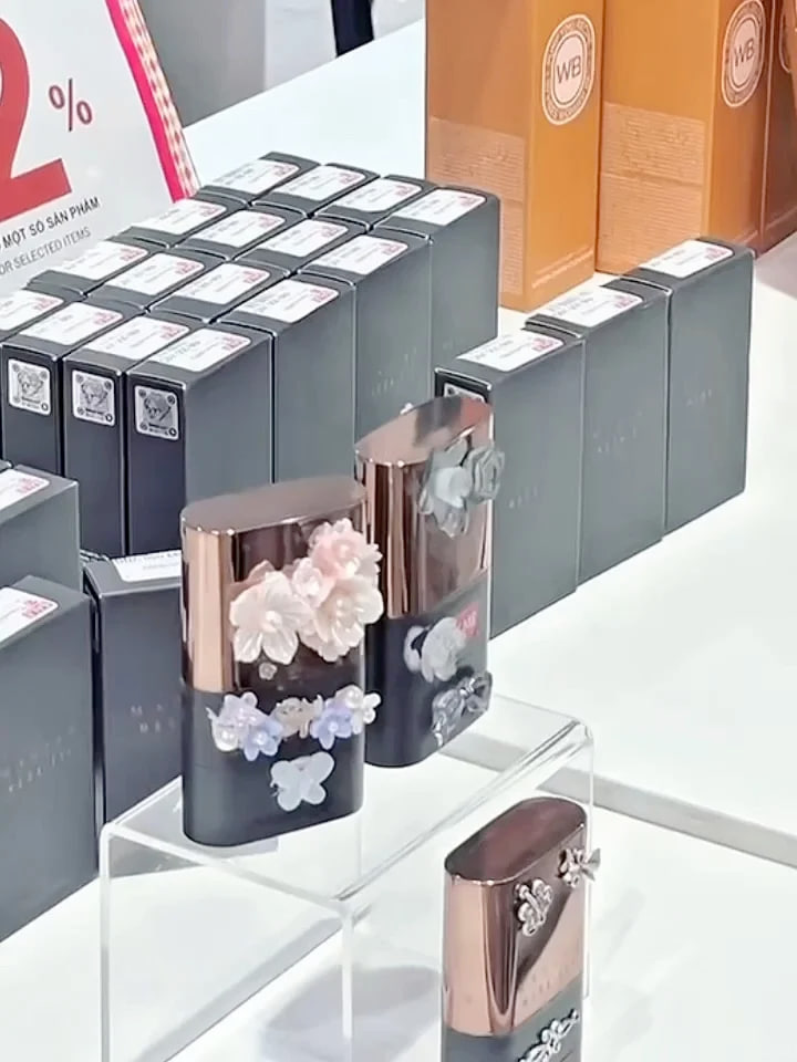 DC_IDN's tweet image. 💚The white tube is a new product that came out in 2025 and is a matte finish! Suitable for oily skin mixed with oily skin sisters 👭 
❤️black tube is last year&apos;s hot water light paragraph foundation, water light muscle makeup, suitable for dry skin mixed with dry skin sisters 👭