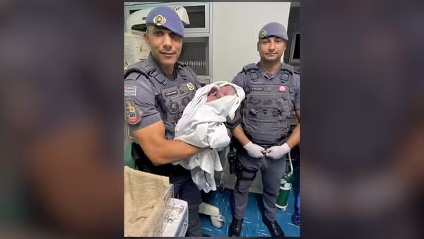 g1sorocaba's tweet image. Mulher dá à luz dentro de ambulância com ajuda de policiais militares em Itu glo.bo/nwunfi6 #g1 #Itu