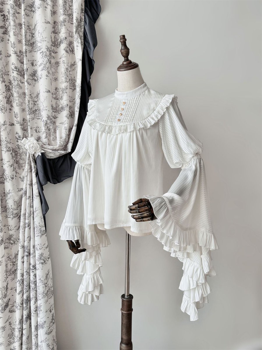ManusxMachina's tweet image. 伯爵令嬢のベルスリーブブラウス（ホワイト） 
manus-machina.com/collections/th… 
美しさと気品を兼ね備えた伯爵令嬢みたいに演出してくれるブラウス。 袖はボリュームのあるベルスリーブで、袖口にはたっぷりのフリルがあしらわれ、ドラマチックな印象を与えてくれる。華やかに魅了する運命の寵児に。