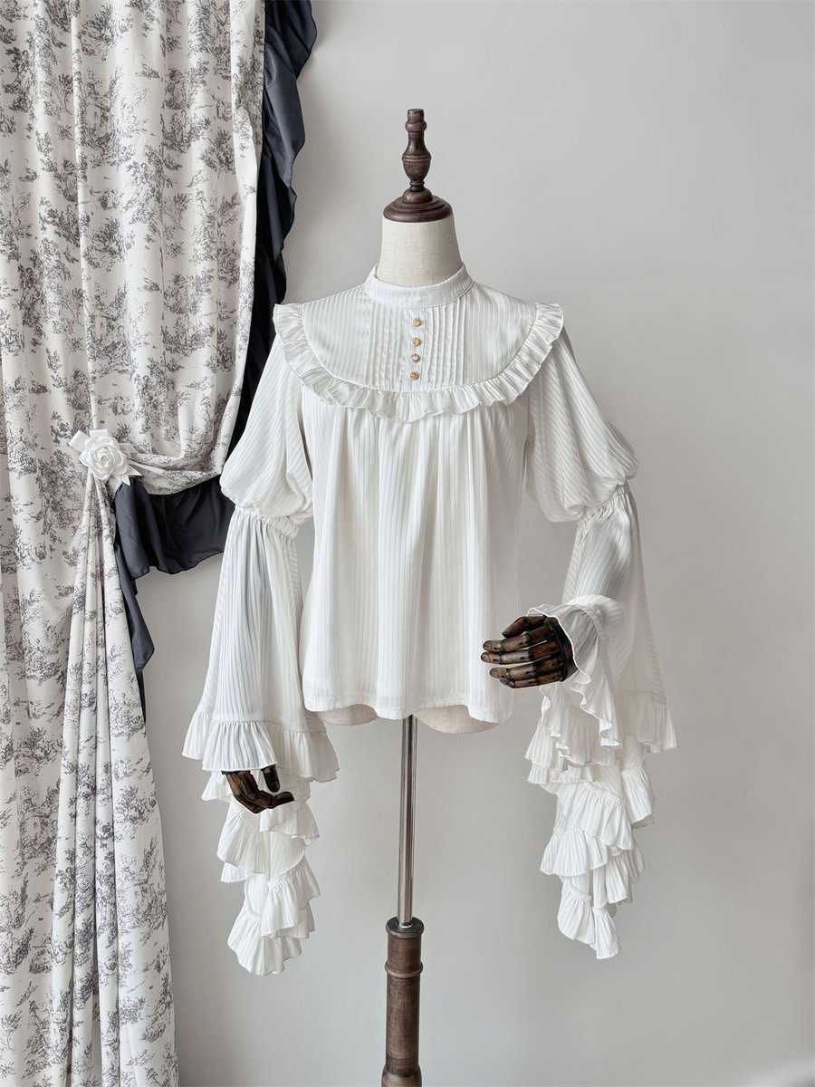 ManusxMachina's tweet image. 伯爵令嬢のベルスリーブブラウス（ホワイト） 
manus-machina.com/collections/th… 
美しさと気品を兼ね備えた伯爵令嬢みたいに演出してくれるブラウス。 袖はボリュームのあるベルスリーブで、袖口にはたっぷりのフリルがあしらわれ、ドラマチックな印象を与えてくれる。華やかに魅了する運命の寵児に。