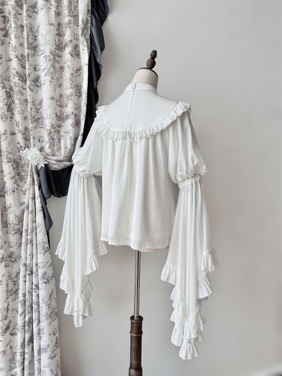 ManusxMachina's tweet image. 伯爵令嬢のベルスリーブブラウス（ホワイト） 
manus-machina.com/collections/th… 
美しさと気品を兼ね備えた伯爵令嬢みたいに演出してくれるブラウス。 袖はボリュームのあるベルスリーブで、袖口にはたっぷりのフリルがあしらわれ、ドラマチックな印象を与えてくれる。華やかに魅了する運命の寵児に。