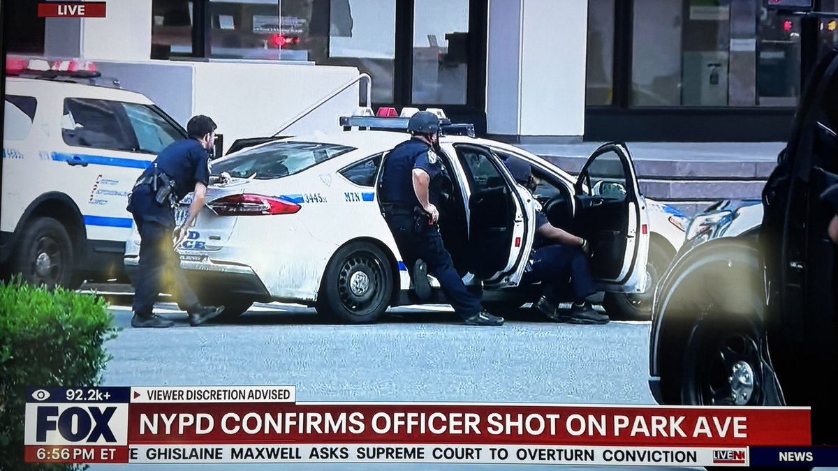 Breaking: NYPD Officer shot on Park Ave and 52nd Street in Manhattan. Public being moved away and law enforcement barricaded blocks surrounding the Bank of America in tactical gear. Pray for the officers🙏🏼
