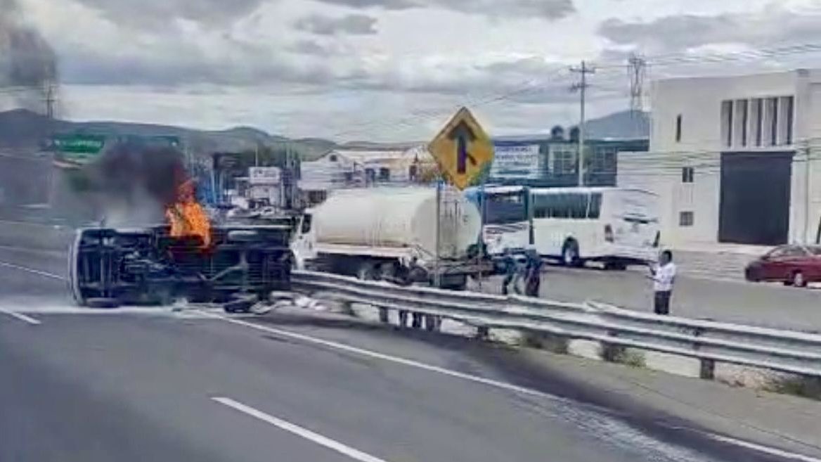 ADNQro's tweet image. #Emergencias 🚨 Camioneta vuelca y se incendia sobre la carretera Querétaro-San Luis Potosí a la altura de SRJ

Una supuesta falla mecánica provocó que el conductor de la camioneta perdiera el control; solo re registraron daños materiales. 

👉🏼 adninformativo.mx/camioneta-vuel…