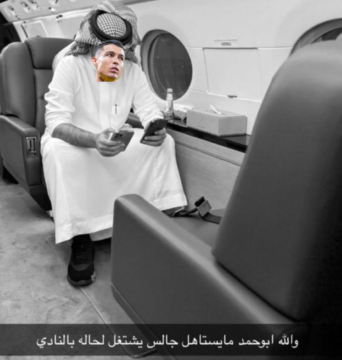 يتمرن 
ويفاوض
ويتواصل مع اللاعبين
ويرسل طيارته الخاصة