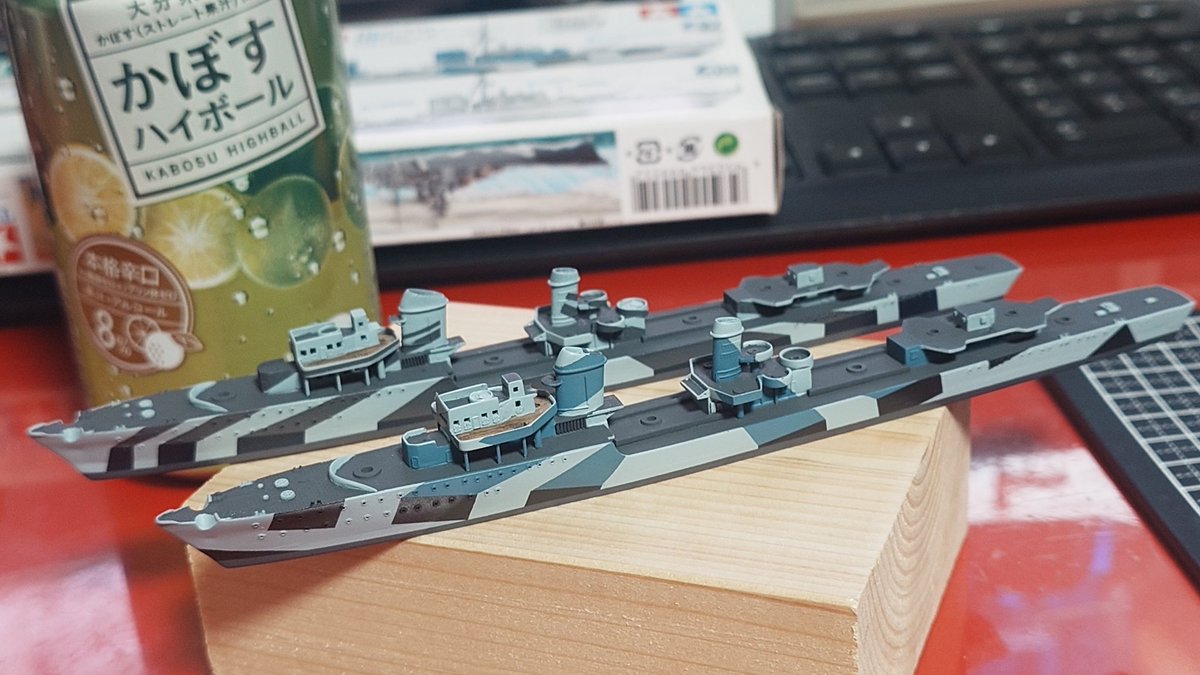 S_katze_WWII's tweet image. Z37も迷彩完了(仮)
明グレーを吹いたら毒々しさが落ち着いてくれて一安心(笑)
お次は甲板上の機雷敷設軌条か砲魚雷あたりを進めるか？(無計画)