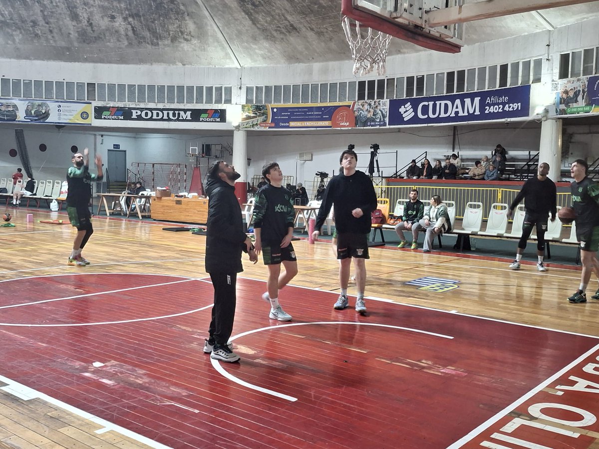 BasquetTotal's tweet image. ARRANCA LA TERCERA EN LA CÚPULA 

Olimpia, con roster completo, recibe a Lagomar, que no contará con Matías Benítez, en un duelo clave ena zona media de la liguilla. 

📝 @DanielA94840948 

#LDAxBT