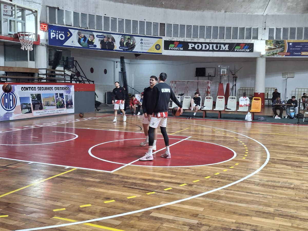 BasquetTotal's tweet image. ARRANCA LA TERCERA EN LA CÚPULA 

Olimpia, con roster completo, recibe a Lagomar, que no contará con Matías Benítez, en un duelo clave ena zona media de la liguilla. 

📝 @DanielA94840948 

#LDAxBT