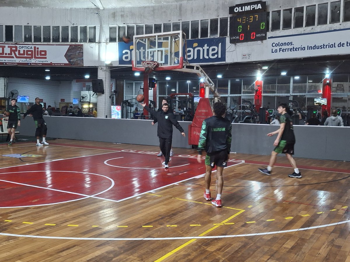 BasquetTotal's tweet image. ARRANCA LA TERCERA EN LA CÚPULA 

Olimpia, con roster completo, recibe a Lagomar, que no contará con Matías Benítez, en un duelo clave ena zona media de la liguilla. 

📝 @DanielA94840948 

#LDAxBT