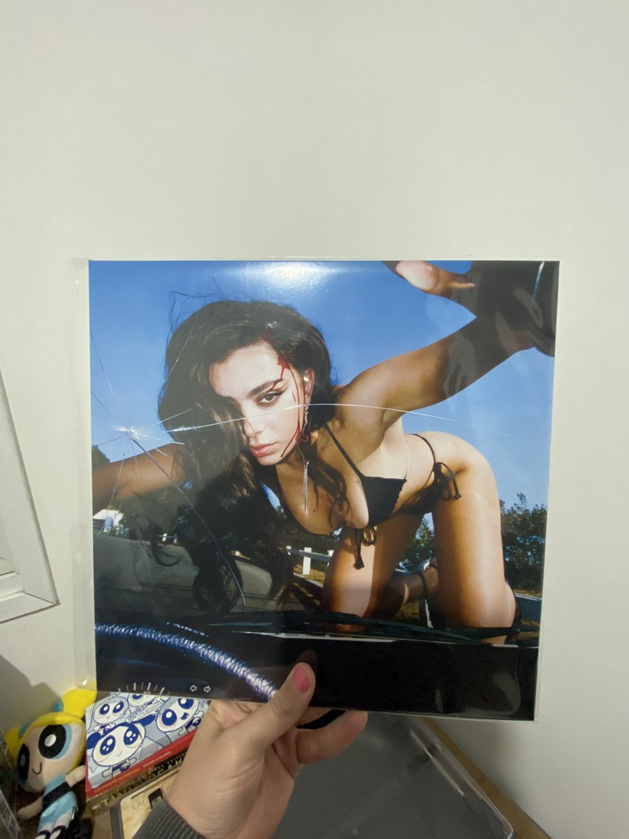 feisagun's tweet image. cheguei do trabalho e na portaria do prédio tinha uma coisa prestes a bater e uma coisa super tímida pra mim