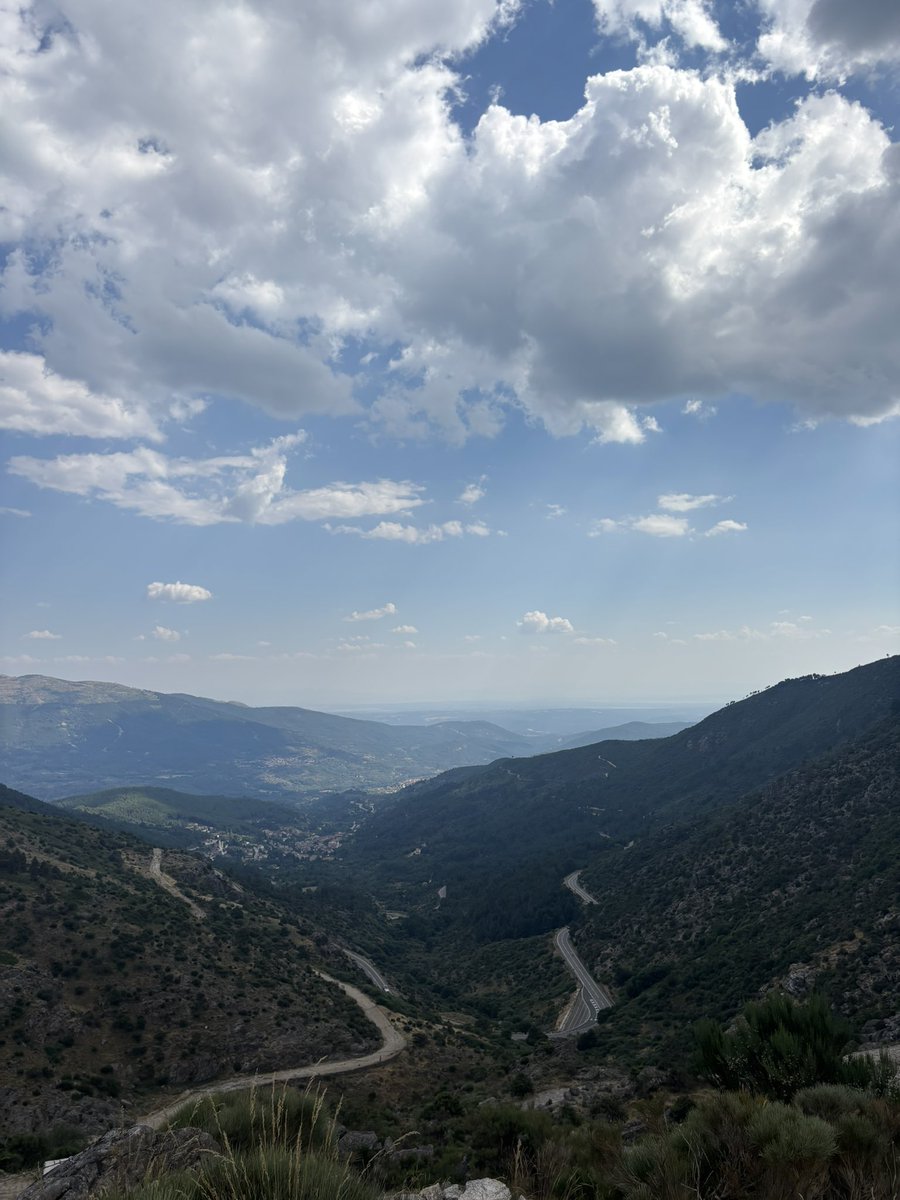 Después de 16 años recuperándose Mombeltrán, Cuevas del valle y demás vuelve a arder todo, no me entra en la cabeza como puede haber gente con tanta maldad de querer quemar este paraíso, gente que lleva años con sus parcelas ahí y todo quede reducido a cenizas… #ifmombeltran