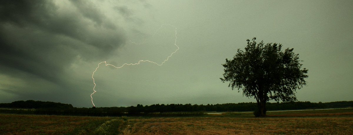 North of Harrow this afternoon, looking west. #onstorm #onwx <a href="/WE_SEE_/">W.E. S.E.E.</a> #ShareYourWeather