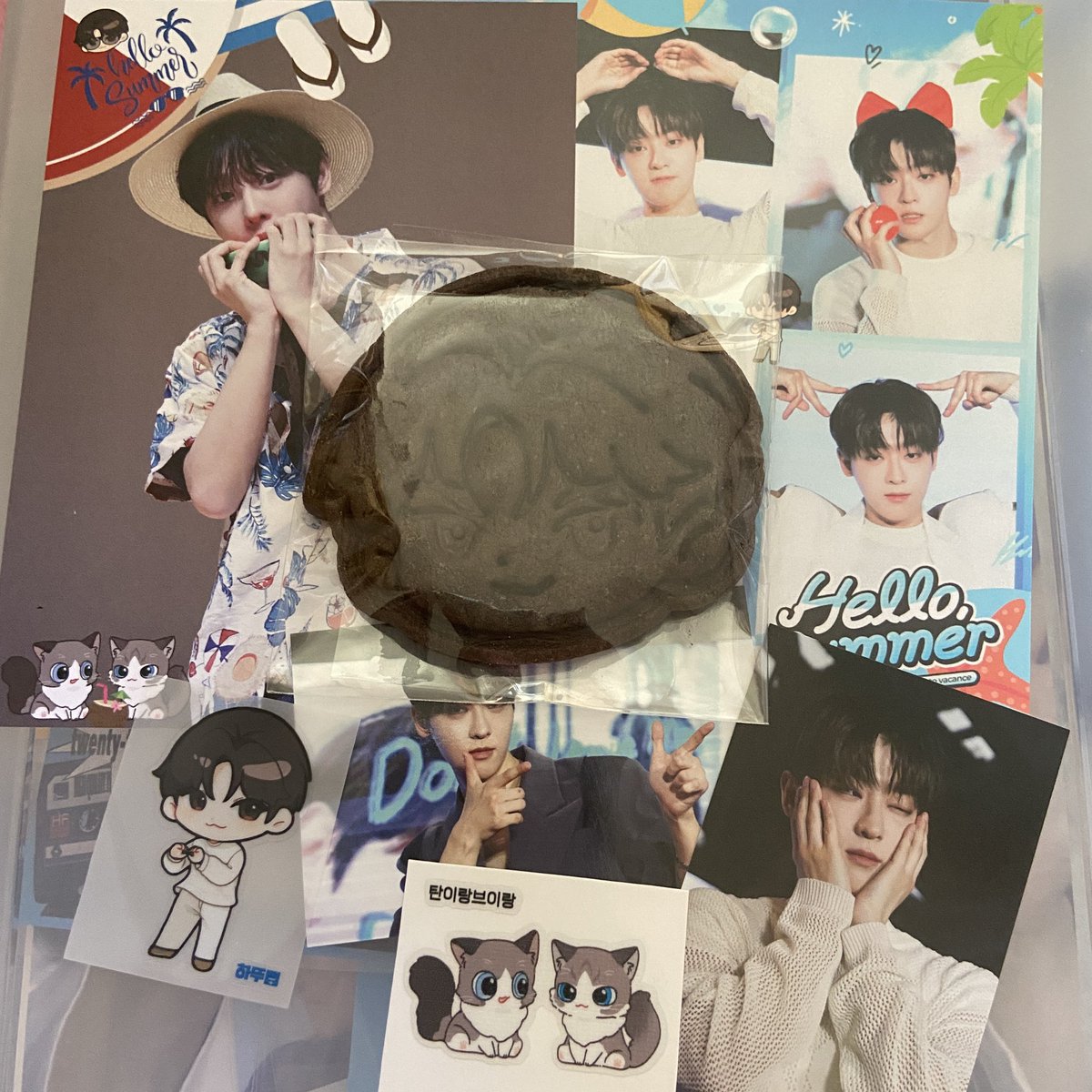 shininghamzzi's tweet photo. 다 큰 남성이 이런 여름+청량 컨셉이 이렇게 잘 어울려도 되는 것인가요🤔 매우 예뻤슴 살인적인 더위에 이때부터 넋 나가서 이백프로 못 즐긴게 아쉬워요ㅠ 포카두 뽑구 할걸! 쿠키도 넘나 귀여웠어요
#Hello_Summer
#빛나는_태빈아_8주년_축하해
#LTV_8TH_ANNIVERSARY https://t.co/kE6GqbJGKQ