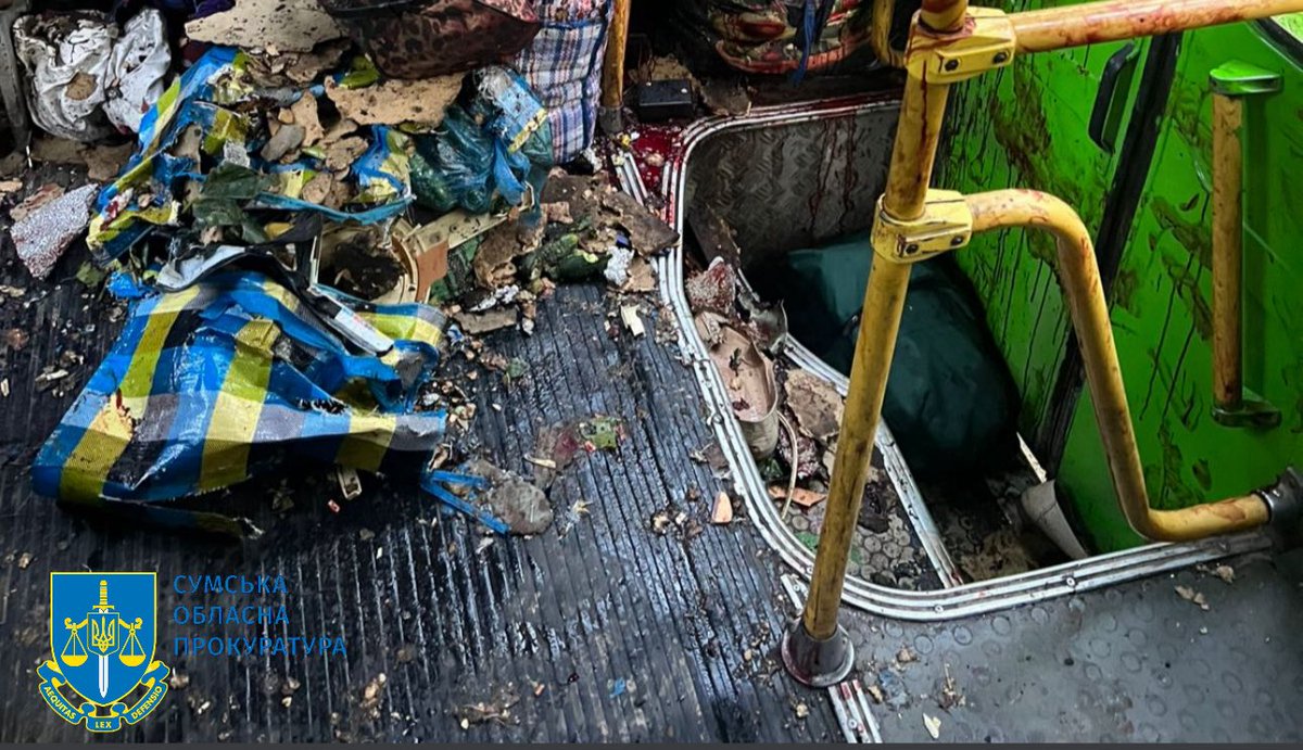 No domingo, na região de Sumy perto da vila Yunakivka, um ataque de drone russo ao ônibus que transportava civis, matou três mulheres — de 66, 74 e 78 anos. Cerca de 20 outros passageiros ficaram feridos . Este é mais um crime de guerra russo do qual o exército russo se orgulha.