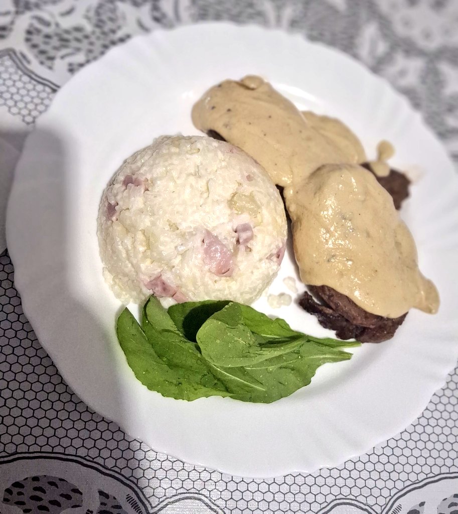 babyeolliee's tweet image. chef lauri hoje fez mignon ao molho gorgonzola e ganache com morango e cereja hehe